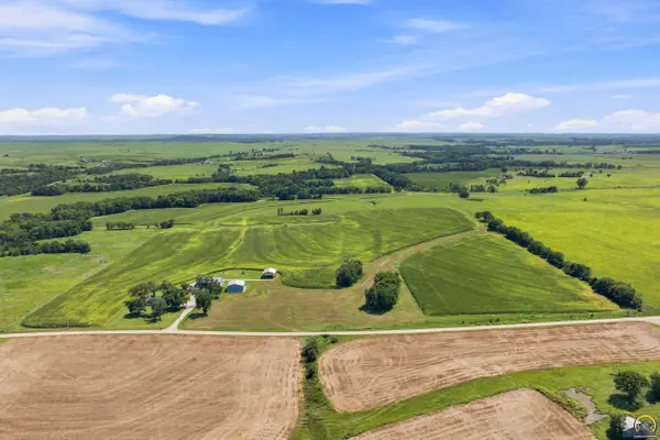 18306 Cottonwood Rd, Maple Hill, KS 66507