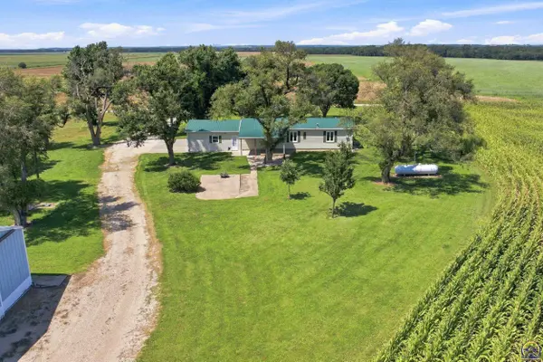 18306 Cottonwood Rd, Maple Hill, KS 66507