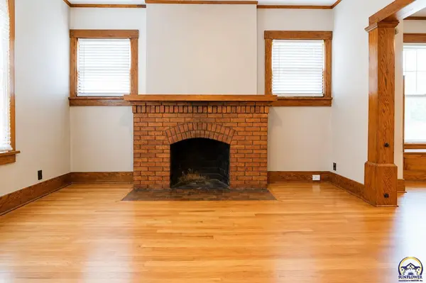 1197 SW College AVE, Topeka, KS 66604