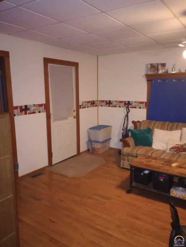 217 W 6th St, Holton, KS 66436