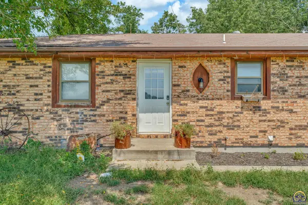 238 NE 82nd St, Topeka, KS 66617