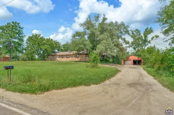 238 NE 82nd St, Topeka, KS 66617