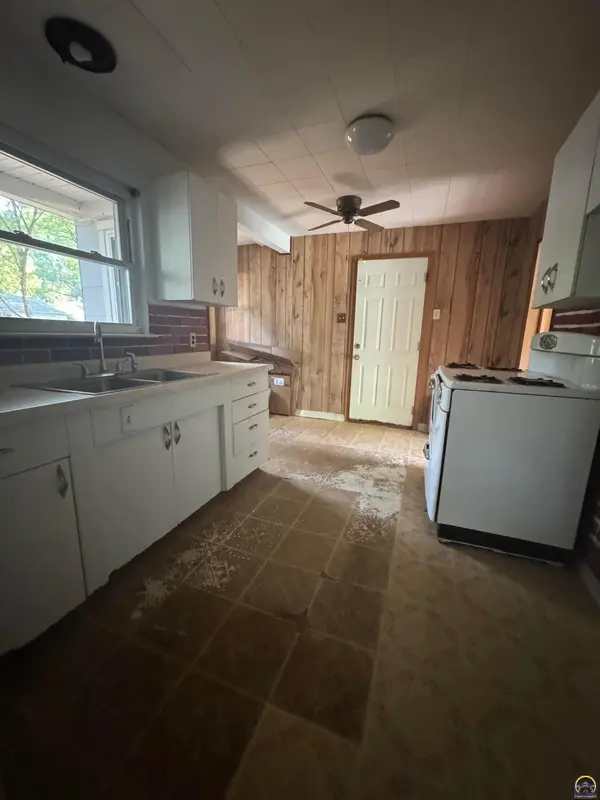 2321 SW 25th DR, Topeka, KS 66611