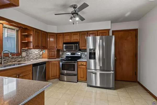 2909 SW Cedar Cove CT, Topeka, KS 66614