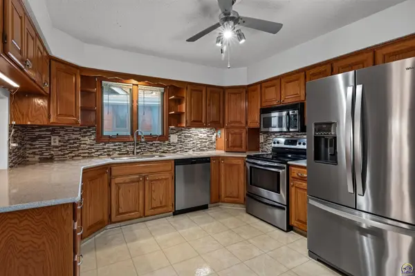 2909 SW Cedar Cove CT, Topeka, KS 66614