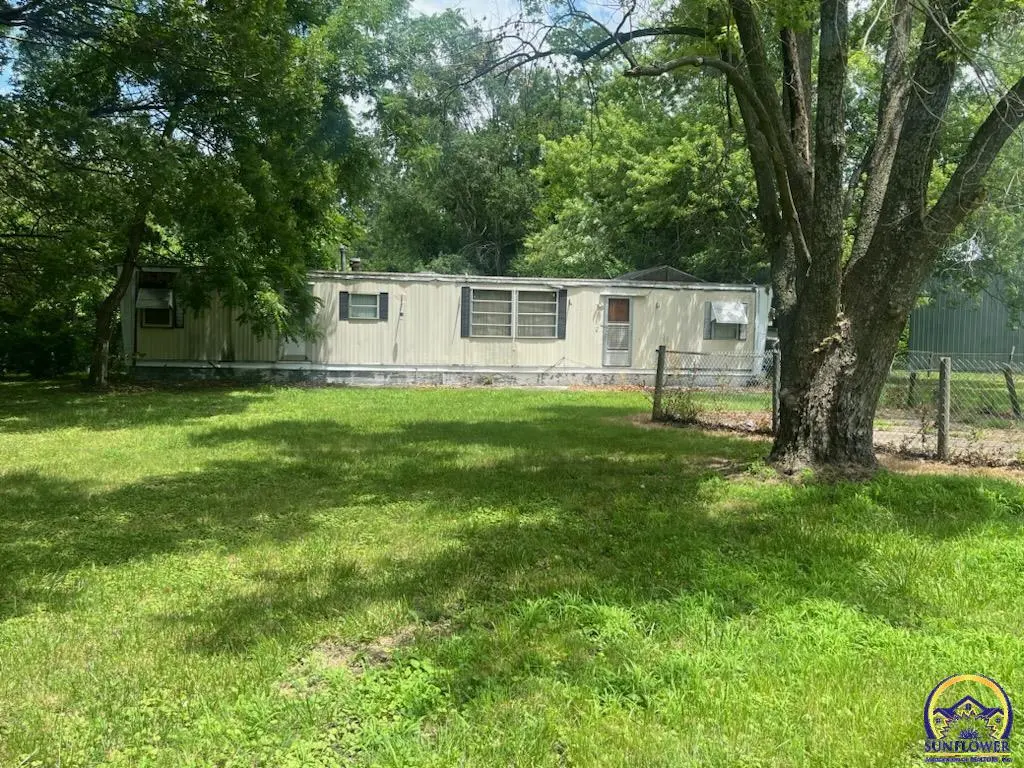 104 NE 2nd ST, Willard, KS 66615-9508