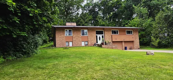 2450 BRENNER PL, Green Bay, WI 54301