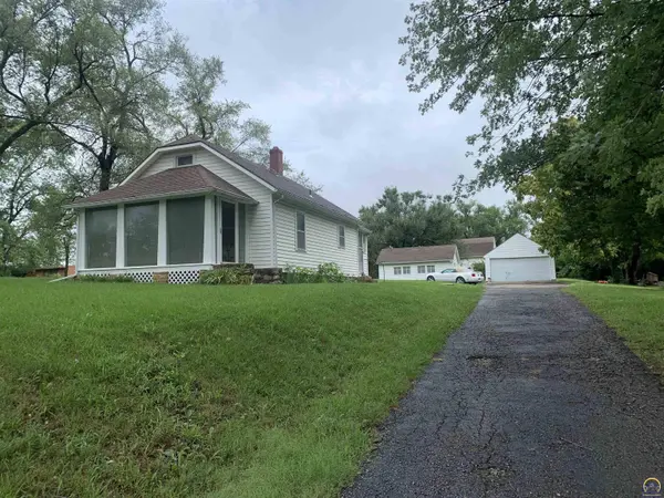 910 NW 35th ST, Topeka, KS 66618