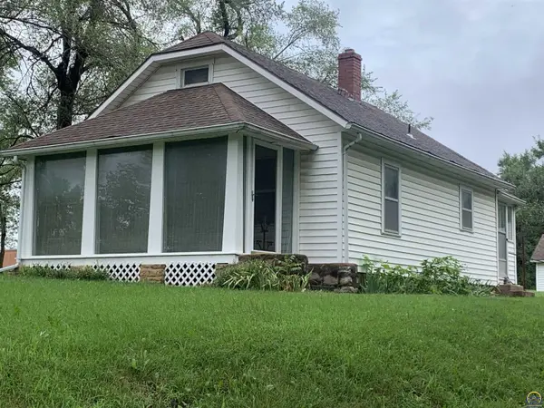 910 NW 35th ST, Topeka, KS 66618