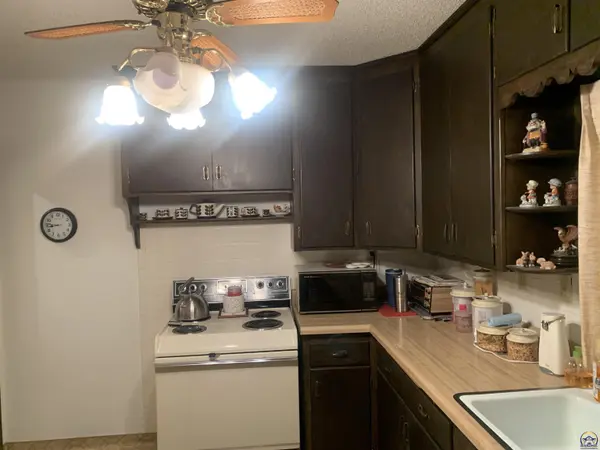 910 NW 35th ST, Topeka, KS 66618
