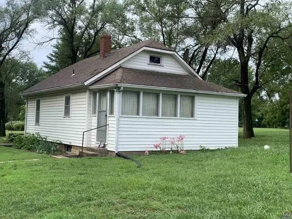 910 NW 35th ST, Topeka, KS 66618