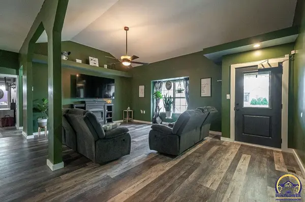 406 Sunset LN, Maple Hill, KS 66507