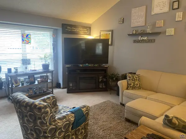 2537 SW Ancaster RD, Topeka, KS 66614-4760