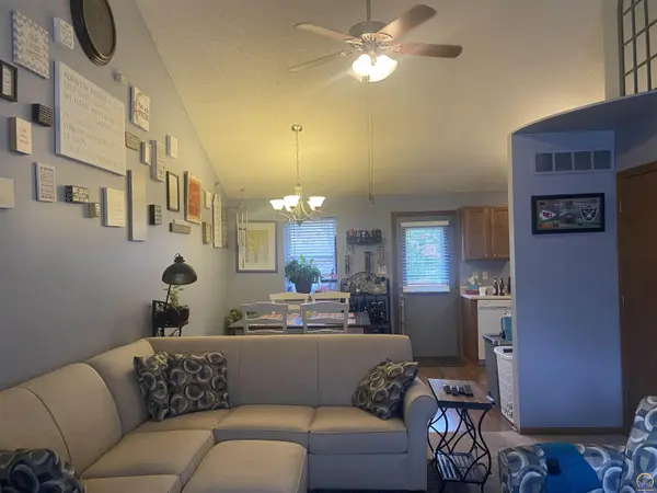 2537 SW Ancaster RD, Topeka, KS 66614-4760