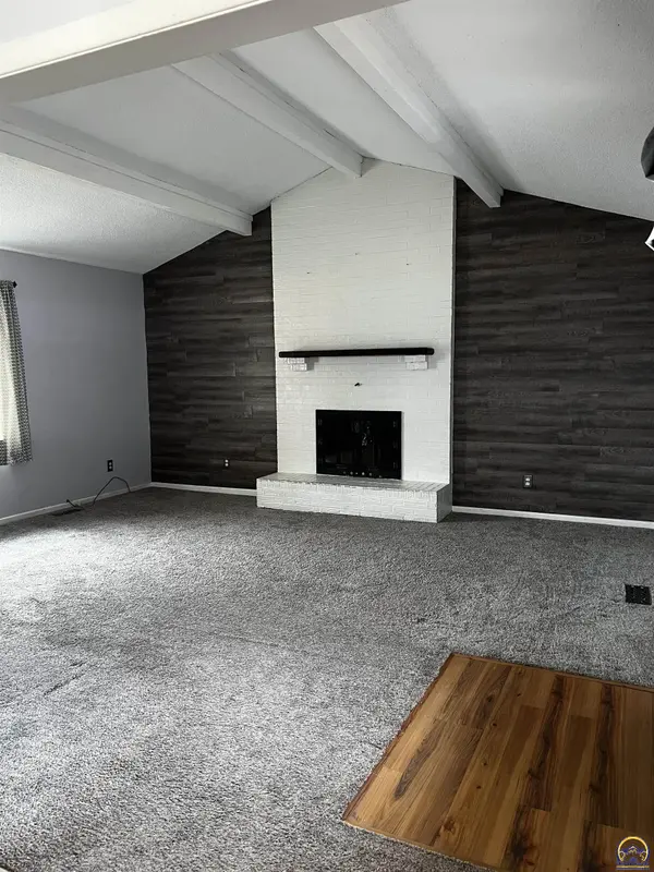 215 Ross CT, Rossville, KS 66533