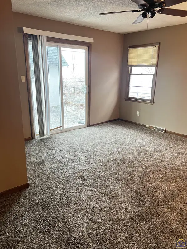 323 NE Pine LN, Topeka, KS 66617