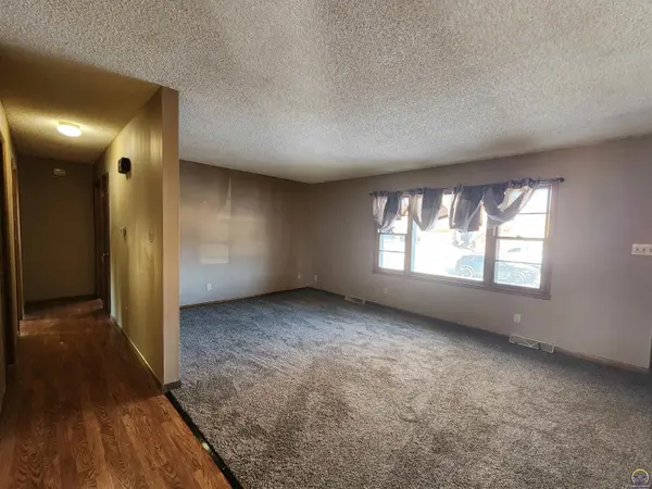323 NE Pine LN, Topeka, KS 66617
