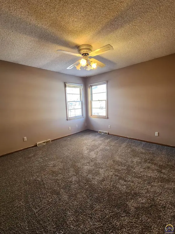 323 NE Pine LN, Topeka, KS 66617