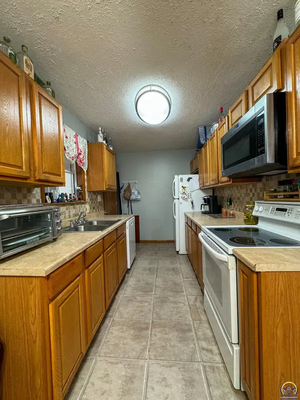 6627 NW Elmont RD, Topeka, KS 66618