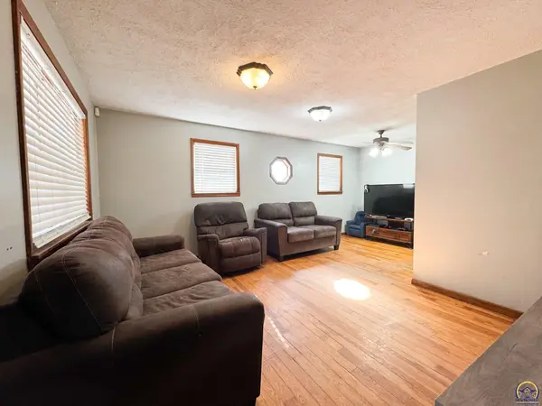 6627 NW Elmont RD, Topeka, KS 66618