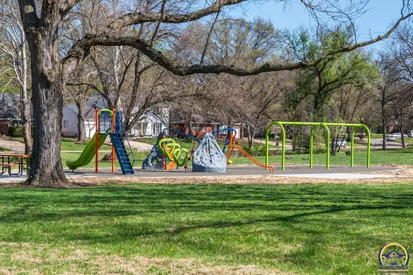 1516 SW Ward PKY, Topeka, KS 66604