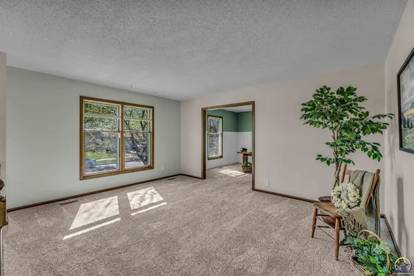 2123 SW Brookfield ST, Topeka, KS 66614