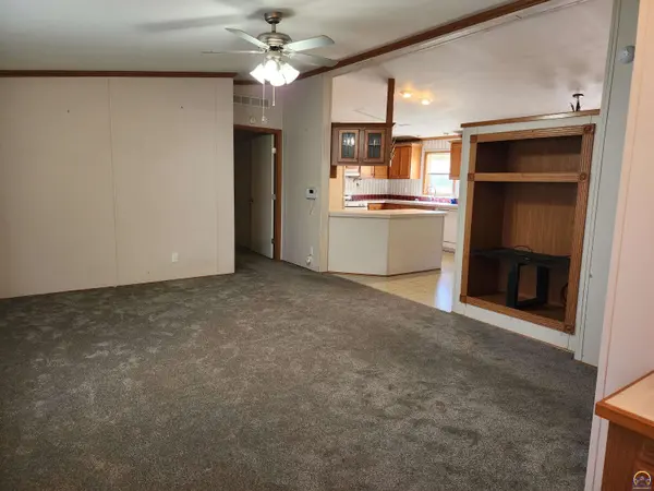 9555 Delaware DR, Ozawkie, KS 66070