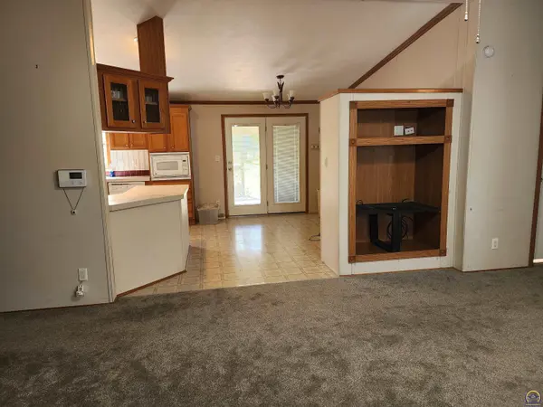 9555 Delaware DR, Ozawkie, KS 66070