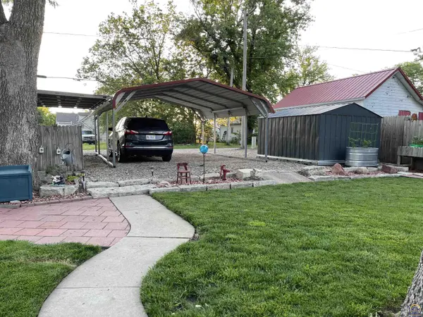 319 Kansas AVE Alma, KS 66401