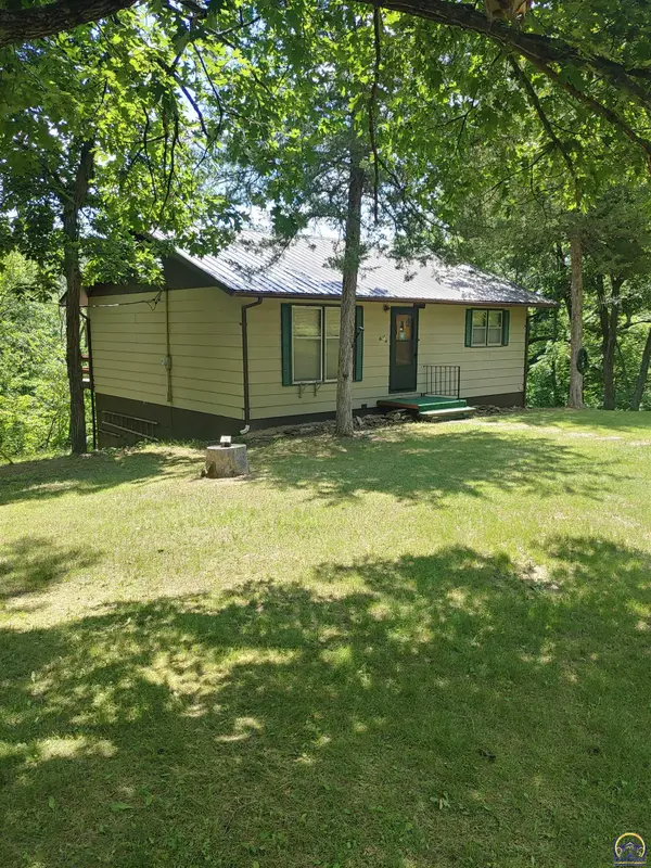 10106 Hickory RD,  Ozawkie,  KS 66070