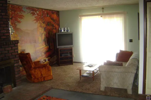 10106 Hickory RD, Ozawkie, KS 66070
