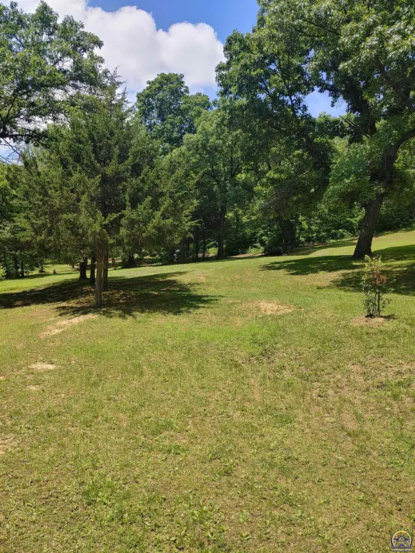 10106 Hickory RD, Ozawkie, KS 66070