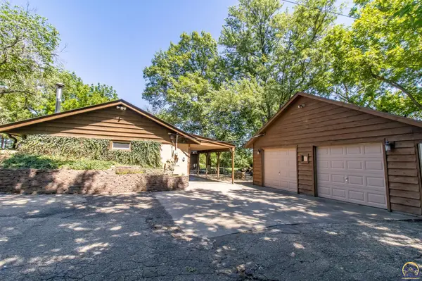 4661 NW 86th St, Topeka, KS 66618-2904