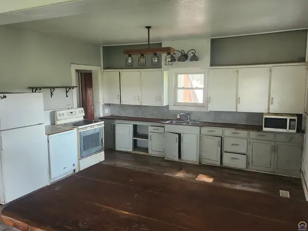 830 310th St, Hiawatha, KS 66434