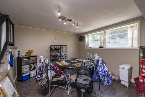 3141 SW Crest DR, Topeka, KS 66614