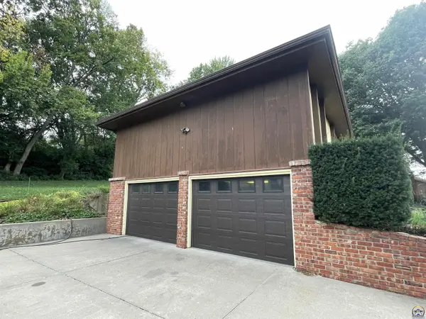 2305 SW 33rd ST, Topeka, KS 66611