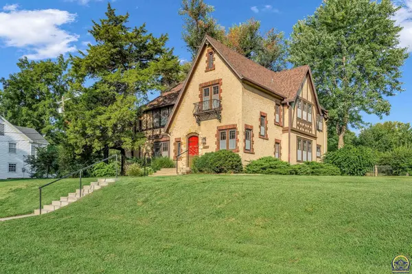 2501 SW Granthurst AVE, Topeka, KS 66611