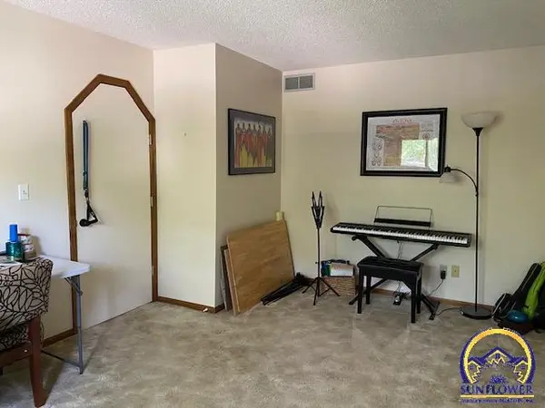3611 SW Woodvalley TER, Topeka, KS 66614