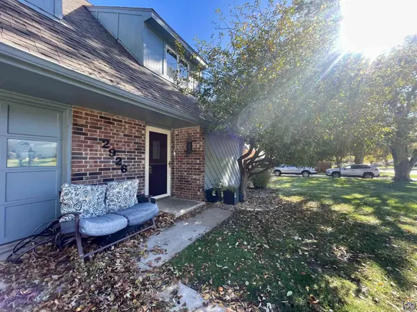 2926 SW Arrowhead RD, Topeka, KS 66614
