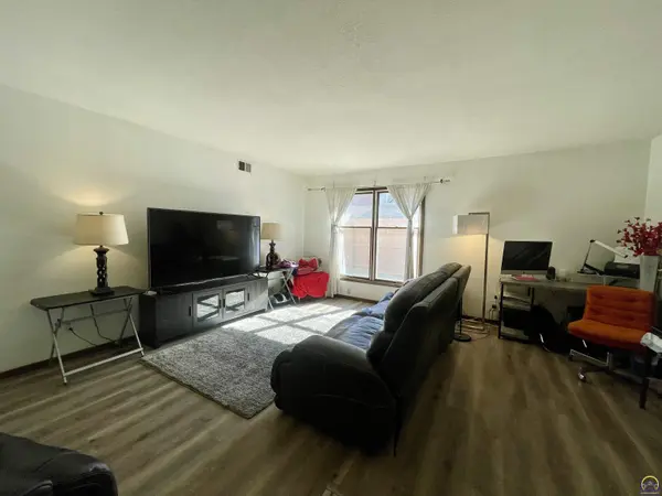 2926 SW Arrowhead RD, Topeka, KS 66614