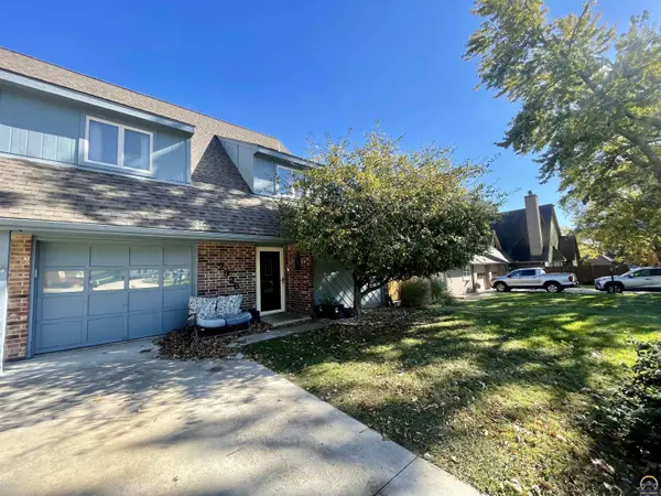 2926 SW Arrowhead RD, Topeka, KS 66614