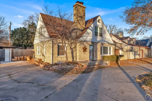 3418 SW 21st St, Topeka, KS 66604