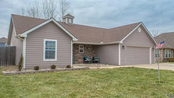 810 N Chestnut DR, Tonganoxie, KS 66086