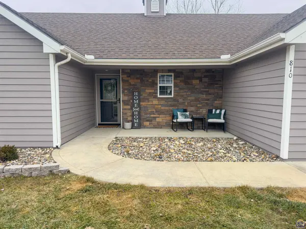 810 N Chestnut DR, Tonganoxie, KS 66086