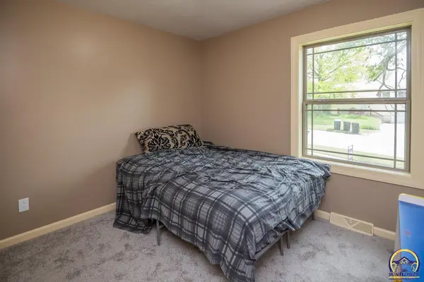 1008 SE 36th ST, Topeka, KS 66605