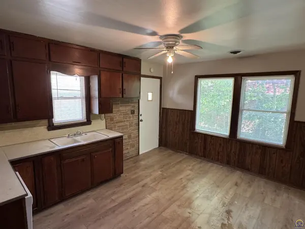 700 SE 26th ST, Topeka, KS 66605