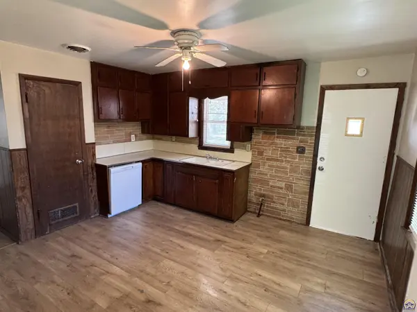 700 SE 26th ST, Topeka, KS 66605
