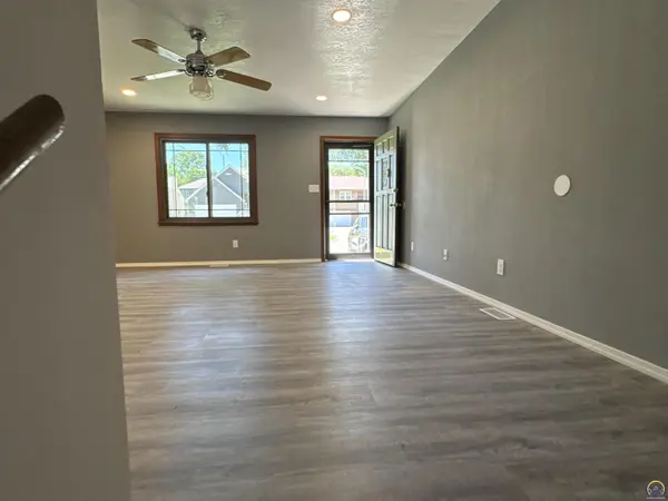 3644 SW Eveningside DR, Topeka, KS 66614