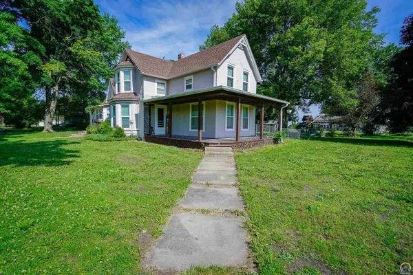 524 Third St, Whiting, KS 66552