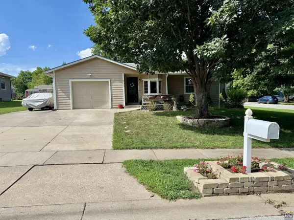 902 Cedar CT,  Eudora,  KS 66025